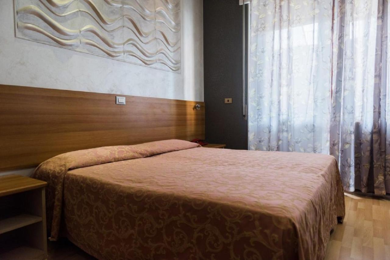 Hotel Royal Вівероне Екстер'єр фото